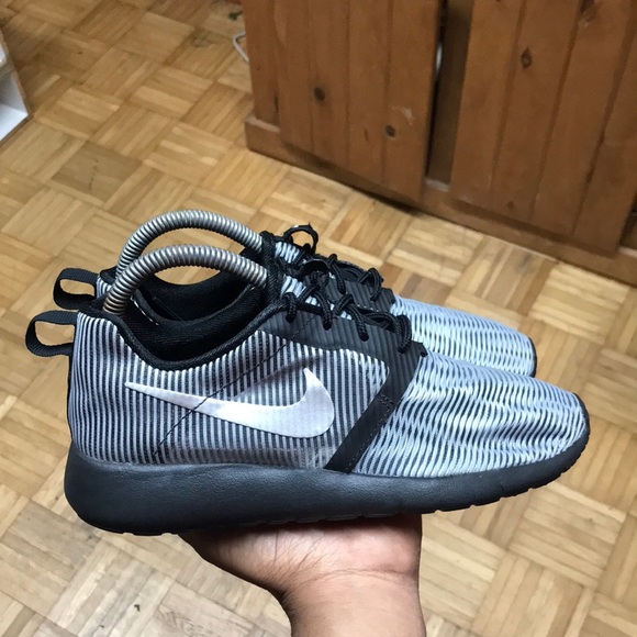 Nike Roshe Run Flight Weight “Black Silver” - Picture 1 of 12
